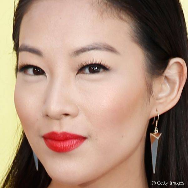 A atriz Arden Cho combinou o batom com o vestido vermelho e completou o visual com um traço de delineador preto nos olhos